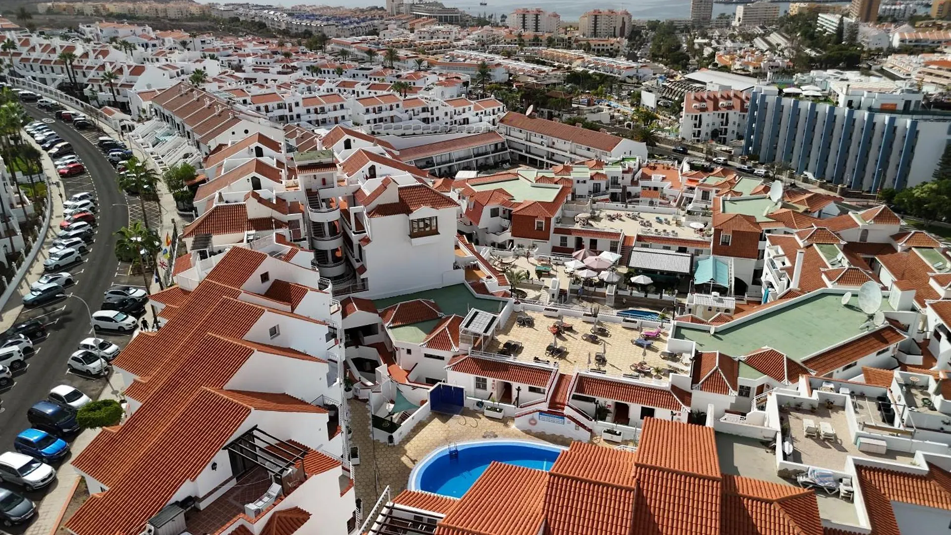 Modern Apartment, Heated Pool & 2 Terraces Los Cristianos  Apartamento